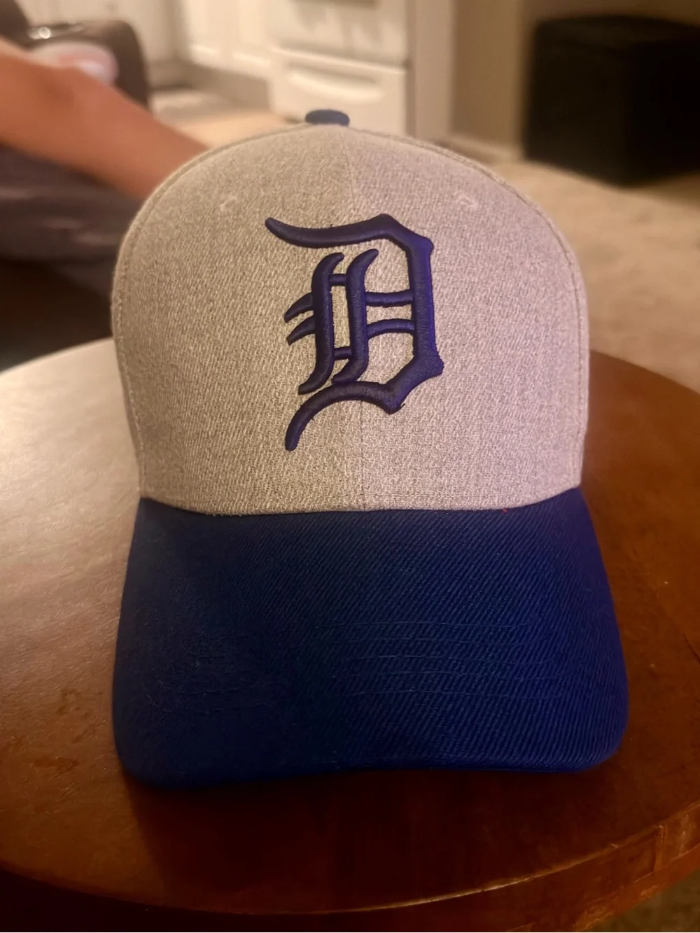 Classic Two-Tone Gray and Blue Baseball Cap with Embroidered D Logo detro